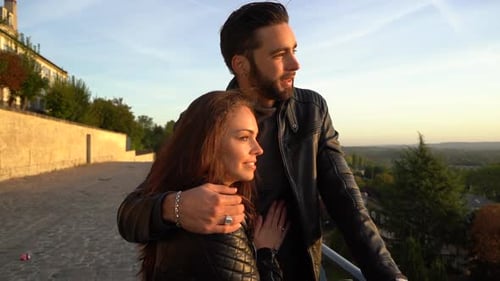 Pareja mirando el paisaje y besándose - amanecer - Cámara lenta