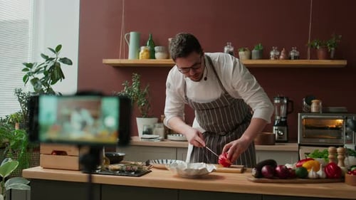 Un chef enregistre une émission de cuisine à Kitchen