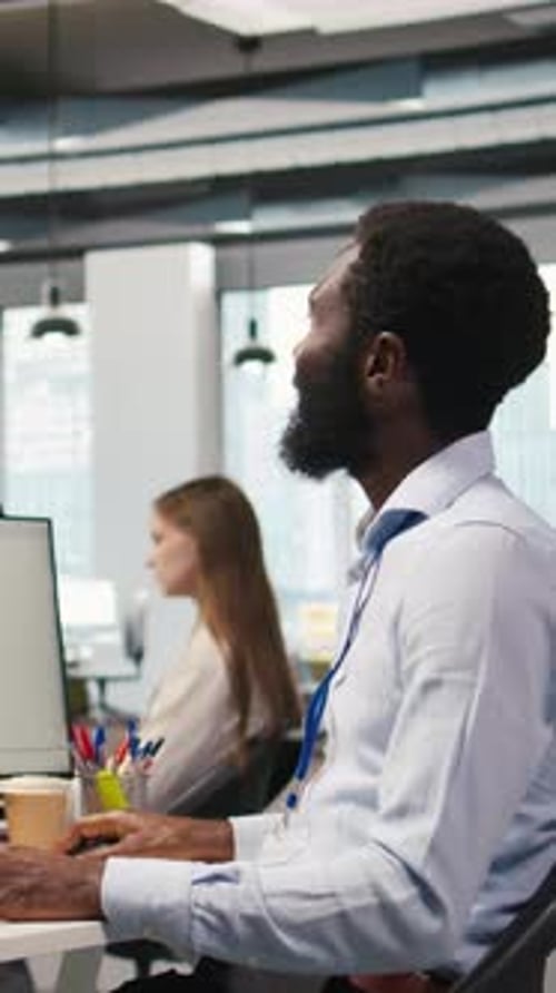 Technicien Vidéo vertical utilisant un PC pour coder des applications de test afin de minimiser les bogues