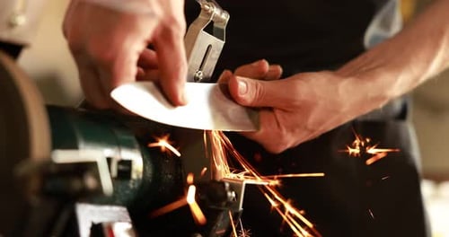 Couteau à aiguiser pour homme avec meuleuse d'établi à l'intérieur, gros plan