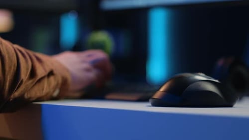 Periféricos de computador usados pelo programador para escrever linhas de Código no computador