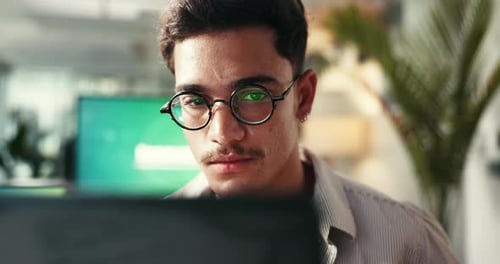 Hombre, diseñador de software y pensando con una computadora para un sitio web, planificando