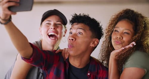 4k footage of three friends taking a selfie together