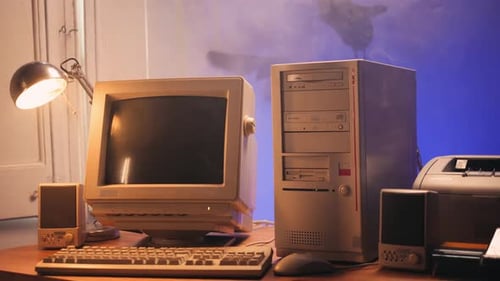 Retro-PC, Computerspiel-Desktop, Vintage-Stil, mit Ladecode, Konsole, Programmierer, der Skripte erstellt, Grün