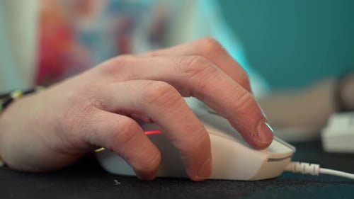 Mittlere Aufnahme einer RGB-Maus über dem Mauspad