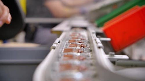 Travailler sur une chaîne de montage dans une usine