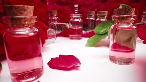 Ätherisches Rosenöl in Flaschen zur Herstellung von flüssigem Aromaserum-Extrakt Pink Drops