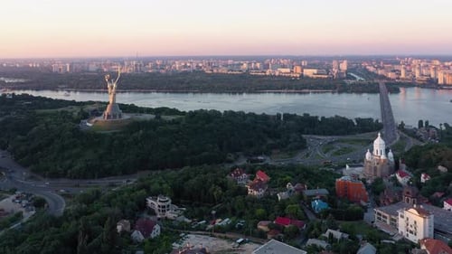 Panoramaaufnahme der Stadt Kiew mit dem Mutterlanddenkmal, dem Fluss Dnipro und der Stadtarchitektur