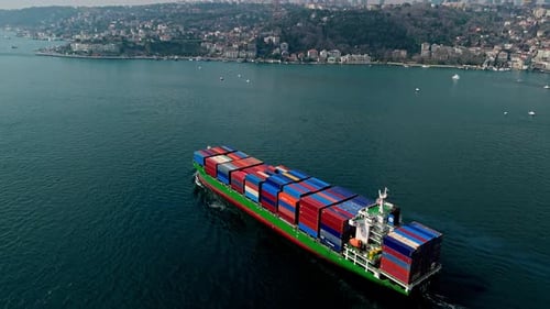 Luftaufnahme eines Frachtcontainerschiffs, das durch den Bosporus segelt