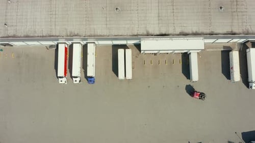 Luftbild eines modernen Logistikzentrums mit verschiedenen Sattelzügen