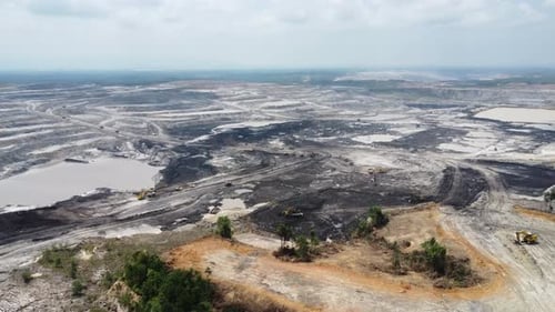 Luftbildpanorama des Kohlebergbaus im Tagebau, des Muldenkippers, der Ausgrabung in der Rohstoffindustrie