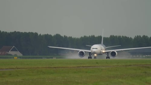 Flugzeug startet an einem Regentag
