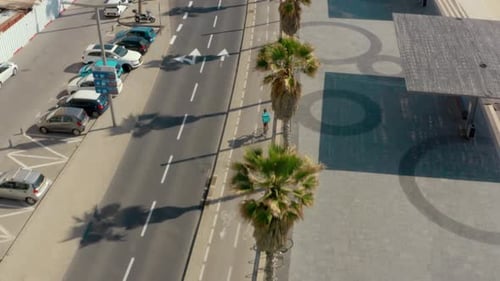 Un cycliste livreur de nourriture dans une rue déserte de la ville, confinement dû au coronavirus, suivi aérien