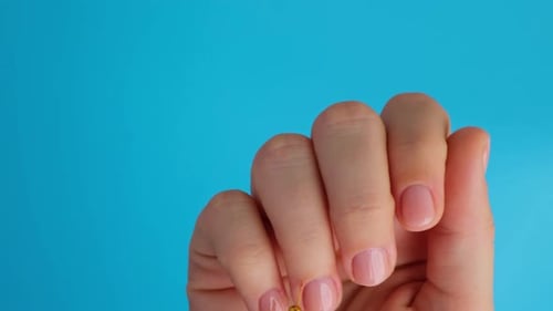 Unhas femininas bege nuas elegantes em fundo azul, modernas, modernas, elegantes, lindas, lindas, lindas, fofas