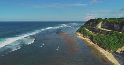Am malerischen Balangan Beach auf Bali, Indonesien, krachen die Wellen