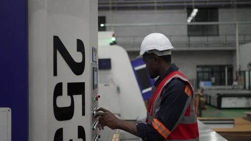 Fabrikarbeiter bedient das Maschinenbedienfeld in einer Industrieanlage