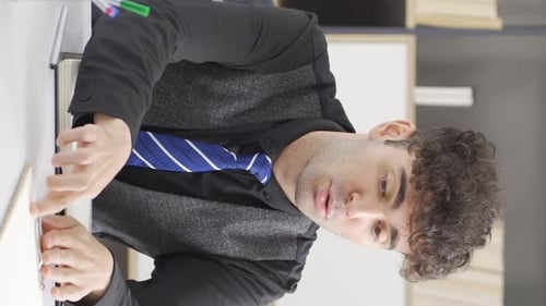 Vidéo verticale de Parler avec diction pour une communication efficace.