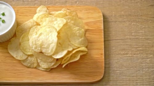potato chips with sour cream dipping sauce