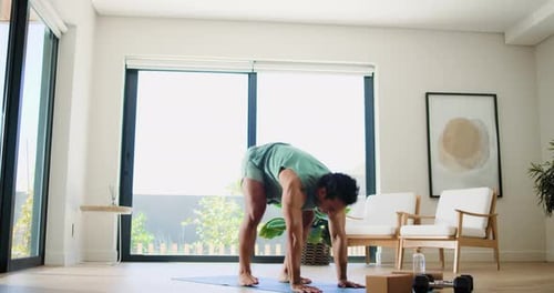 Actif, fitness et saut avec un homme dans le salon de la maison pour le développement, l'entraînement ou l'entraînement