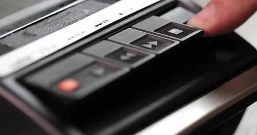 Drücken der Auswurftaste auf einem klassischen Kassettenabspieler-Makro