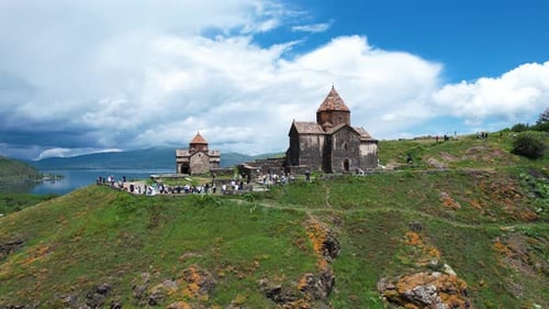 Luftaufnahmen Kloster auf Felsen. Luftaufnahmen Sevanavank in der Nähe
des Sevan-Sees.
