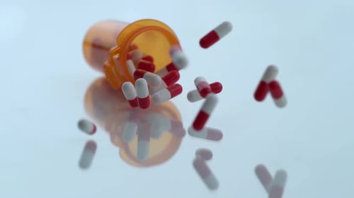 Medikamente in Nahaufnahme, Pillen und Medikamente eingegossen, medizinisches Konzept