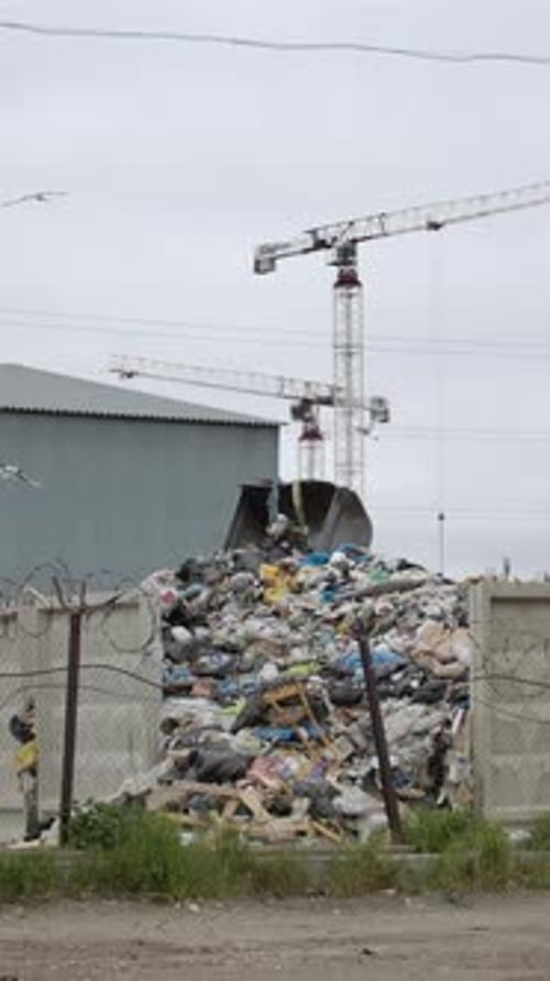 Vertical d'un bulldozer nivelant les débris dans le compartiment de l'usine de recyclage