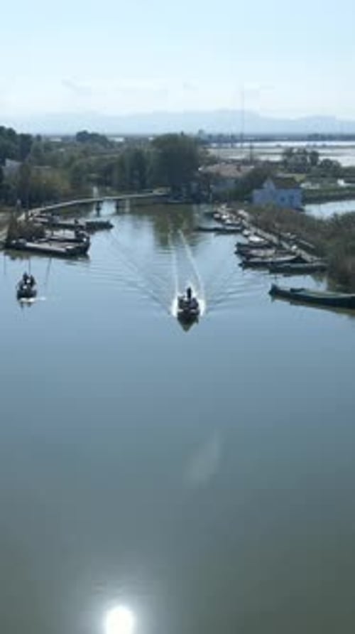 Images aériennes par Drone de bateaux avec des touristes à bord pour visiter le parc naturel de l'Albufera à