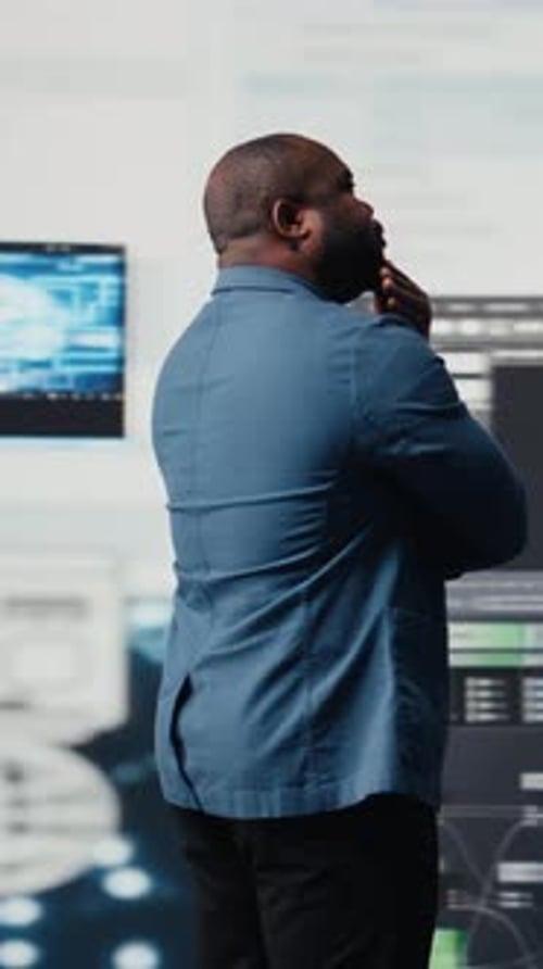 Vídeo vertical: programador negro, especialista em desenvolvimento de software em espaço de trabalho de alta tecnologia