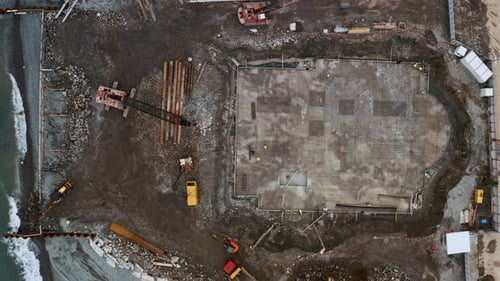 Luftaufnahme der Baustelle mit Baggern und Muldenkippern bei Erdarbeiten und