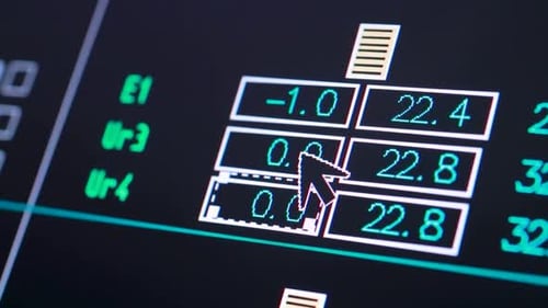 Primer plano de una interfaz digital con un cursor que apunta a los datos de una pantalla