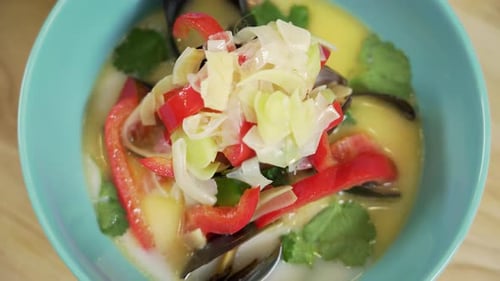 Servir la soupe Tom Yum dans un bol