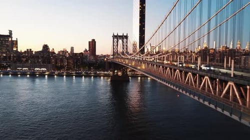 El horizonte de East River y Manhattan en la Hora Dorada