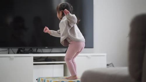 Chica jugando en un trampolín interior