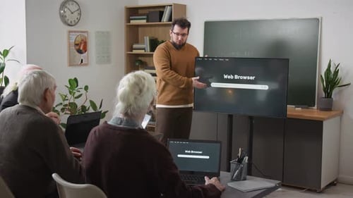 Professeur de sexe masculin expliquant les bases d'Internet en classe d'informatique