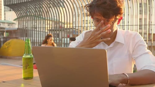 Homem adulto asiático estressado no trabalho, horas extras e conceito de viciado em trabalho