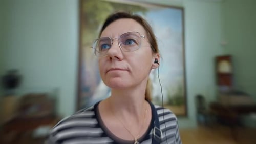 Exploring Art in a Museum with Engaging Audio Guide Experience