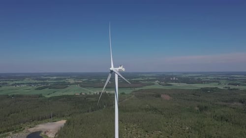 Windgenerator mit großem Rotor. Große Windturbinen mit Rotorblättern im Feld, Luftbild bright mor
