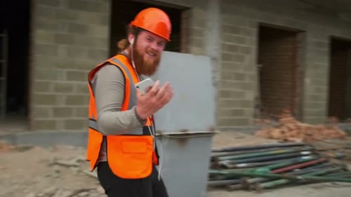 Trabalhador caucasiano confiante dançando alegremente em um canteiro de obras,