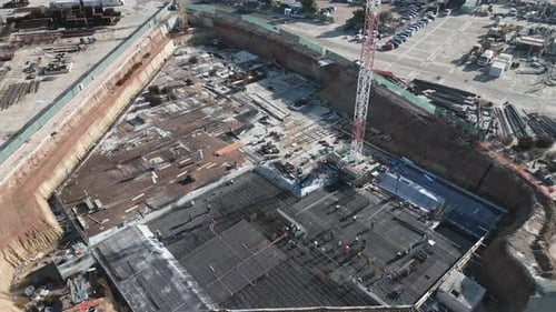 Imágenes aéreas sobre una gran obra de construcción con grúa