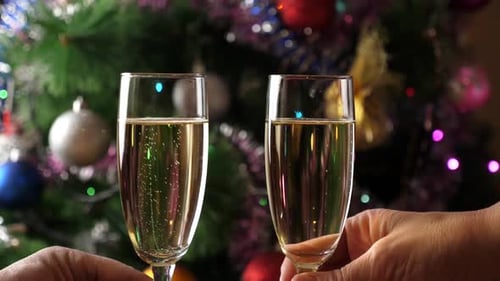 - Ao fundo, árvores de Natal com guirlandas cintilantes oferecem torradas com taças de champanhe