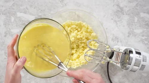 Die Zutaten flach in eine Glasrührschüssel legen, um den Funfettti Bundt Cake zu backen