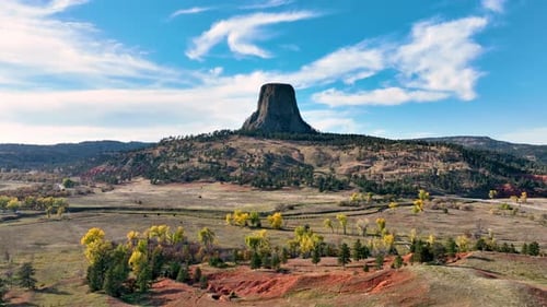 Luftaufnahme des Devils Tower in Wyoming.