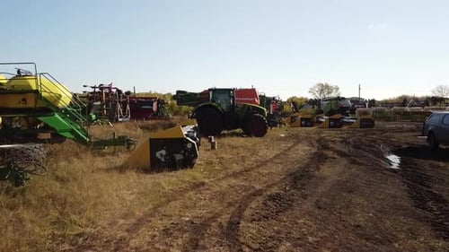 Luftbild des größten Bauernhofs mit Traktoren, Mähdreschern und Landmaschinen in Kasachstan