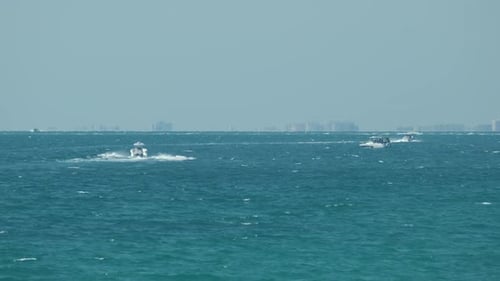 Schnellboot schwimmt schnell auf Meereswellen mit gewellter Oberfläche