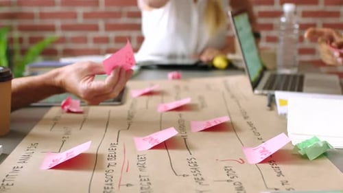 Hände, Haftnotizen und Team-Brainstorming für Gruppenprojekte und Marketingstrategien