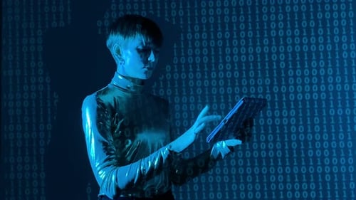 Weibliche Programmiererin hackt Sicherheitssystem, Binärcode-Projektion
