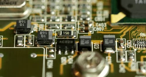 Makroaufnahme eines Computer-Motherboard-Schaltkreises mit Elektronisch Komponenten.