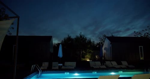 Schwimmbad mit Sonnenliegen außerhalb der Stadt Ruhe im Landhaus