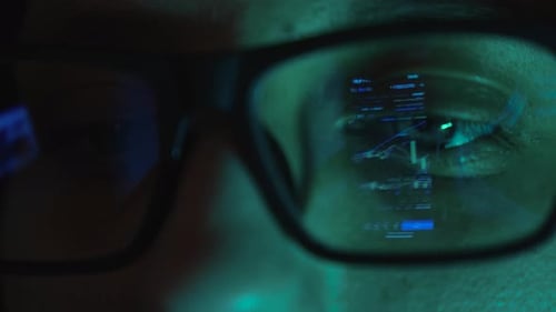 Eine Frau mit Brille analysiert den Kryptomarkt in Nahaufnahme